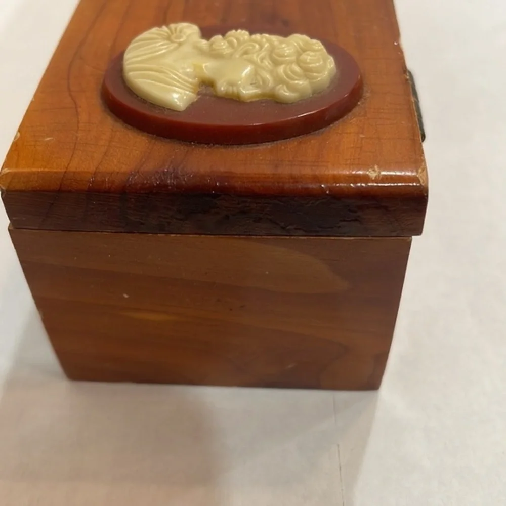 💜VINTAGE CAMEO  Wooden‎ Jewelry Box
